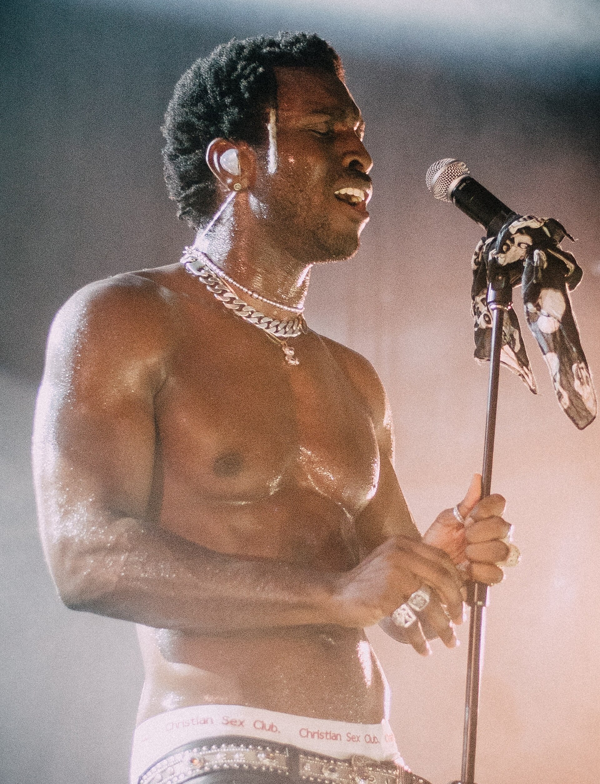 Imagem de referência de Saint Jhn, descrito nos dados abertos como rapper, cantor, compositor e produtor musical guianense-americano