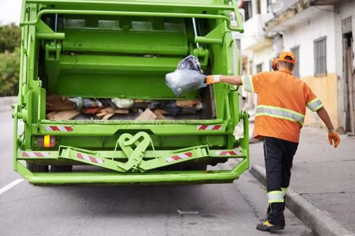 Motorista que comia dentro de caminhão de lixo ganha indenização em MG