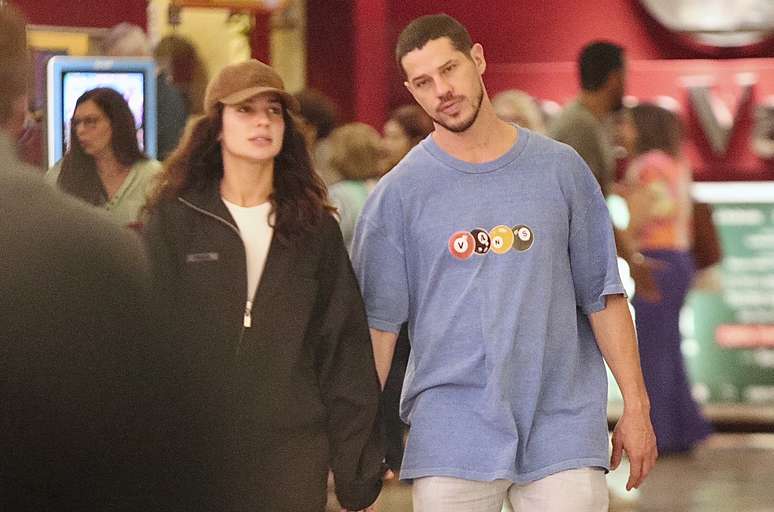 Atores da Globo são vistos juntos em shopping no Rio de Janeiro acompanhando peça de teatro