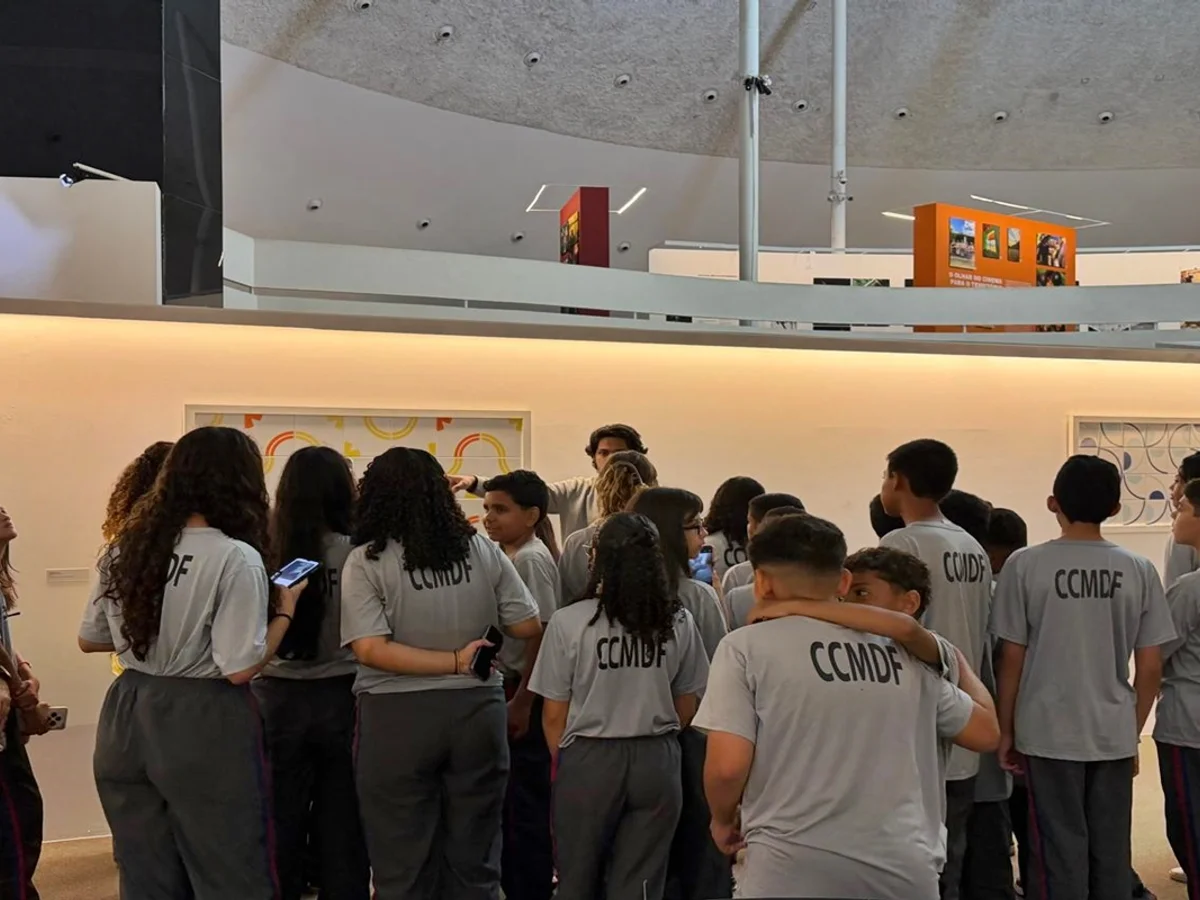 Utopias em construção: estudantes conhecem Brasília por fotos e documentos