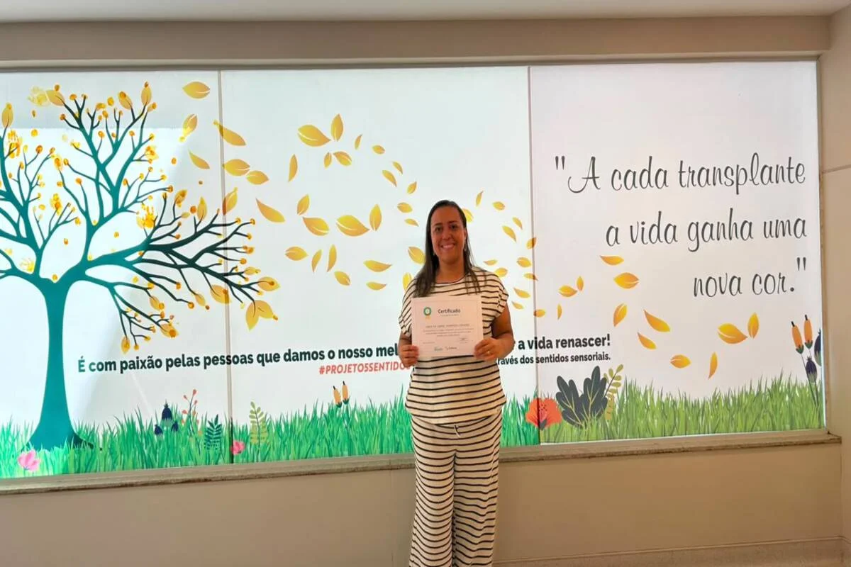 Paciente saindo do hospital após receber transplante robótico de rim