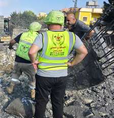 Equipes da Defesa Civil atuam em área atingida por ataque israelense em Kfar Rumman, no sul do Líbano, em 7 de setembro de 2026. A foto foi feita com celular. Foto: RFI