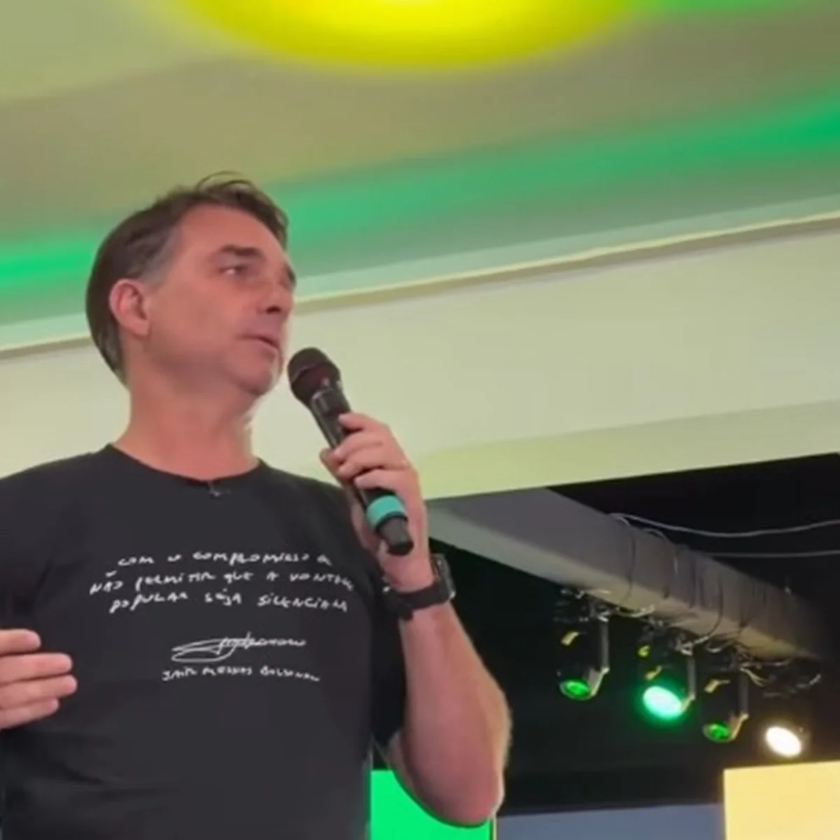 "Perdeu a noção", diz Flávio Bolsonaro ao rebater fala de Lula sobre agro