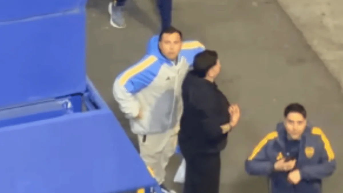 Torcedor do Boca faz gesto racista em direção à torcida do São Paulo