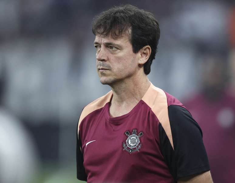 Apesar da derrota, Diniz elogia jovens e postura do Corinthians