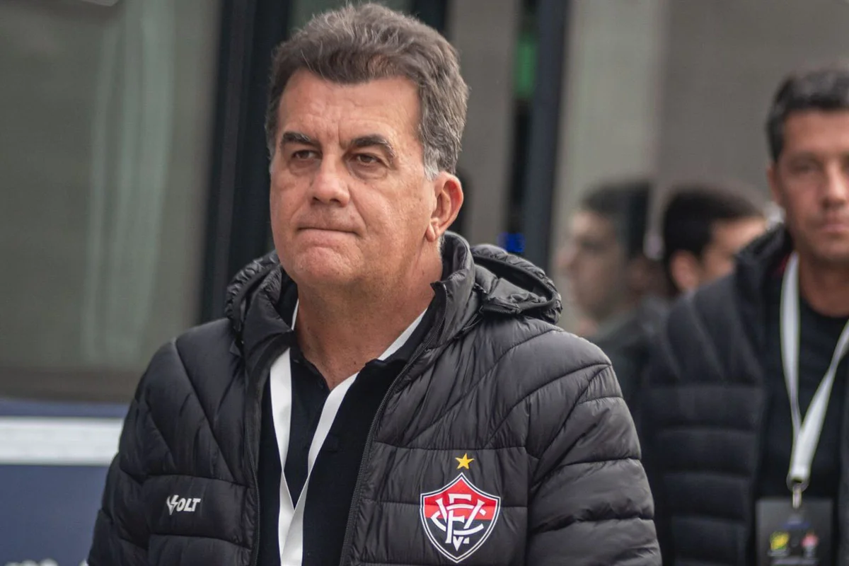 Presidente do Vitória cobra Grêmio por zagueiro: "Time caloteiro"