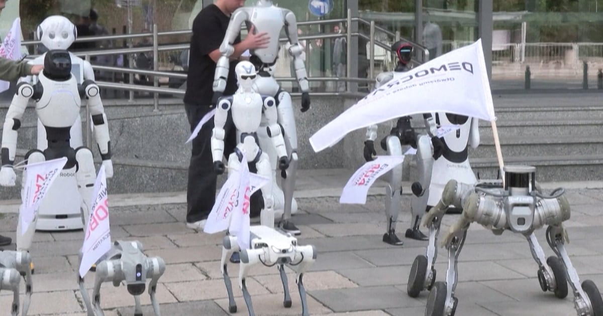 Robôs participam de protesto contra o uso da inteligência artificial no mercado trabalho