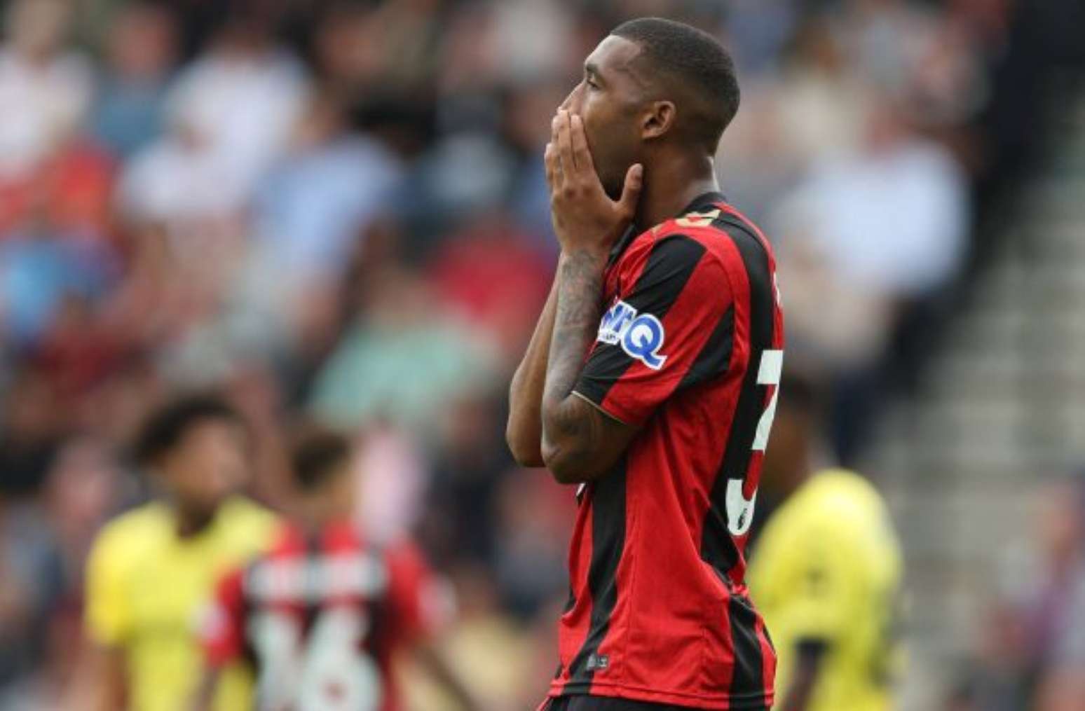 Adam Smith, do Bournemouth, se desvencilha da marca&ccedil;&atilde;o de Kevin Schade, do Brentford, no Vitality Stadium &ndash;