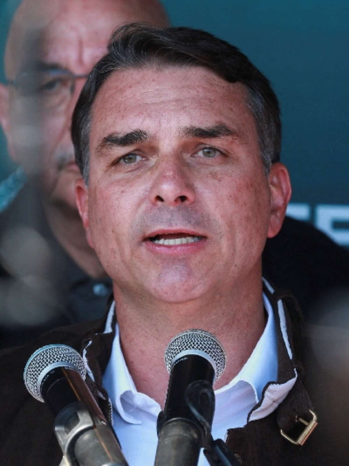 Flávio Bolsonaro tentou ligar para Vorcaro nos quatro dias anteriores à prisão do banqueiro dono do Master, diz jornal