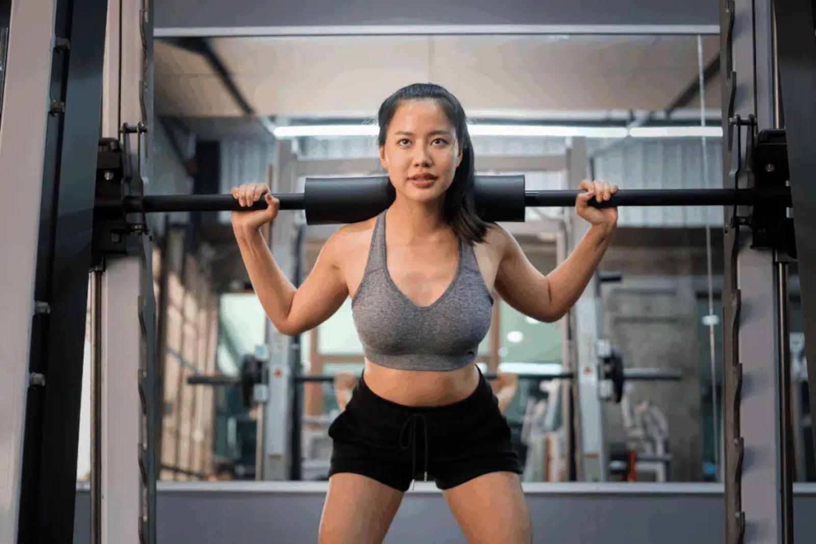 Alterar a postura para conseguir completar um exercício pode indicar que o corpo está compensando uma diferença entre os lados Imagem: Maitnee Duangphet | Shutterstock