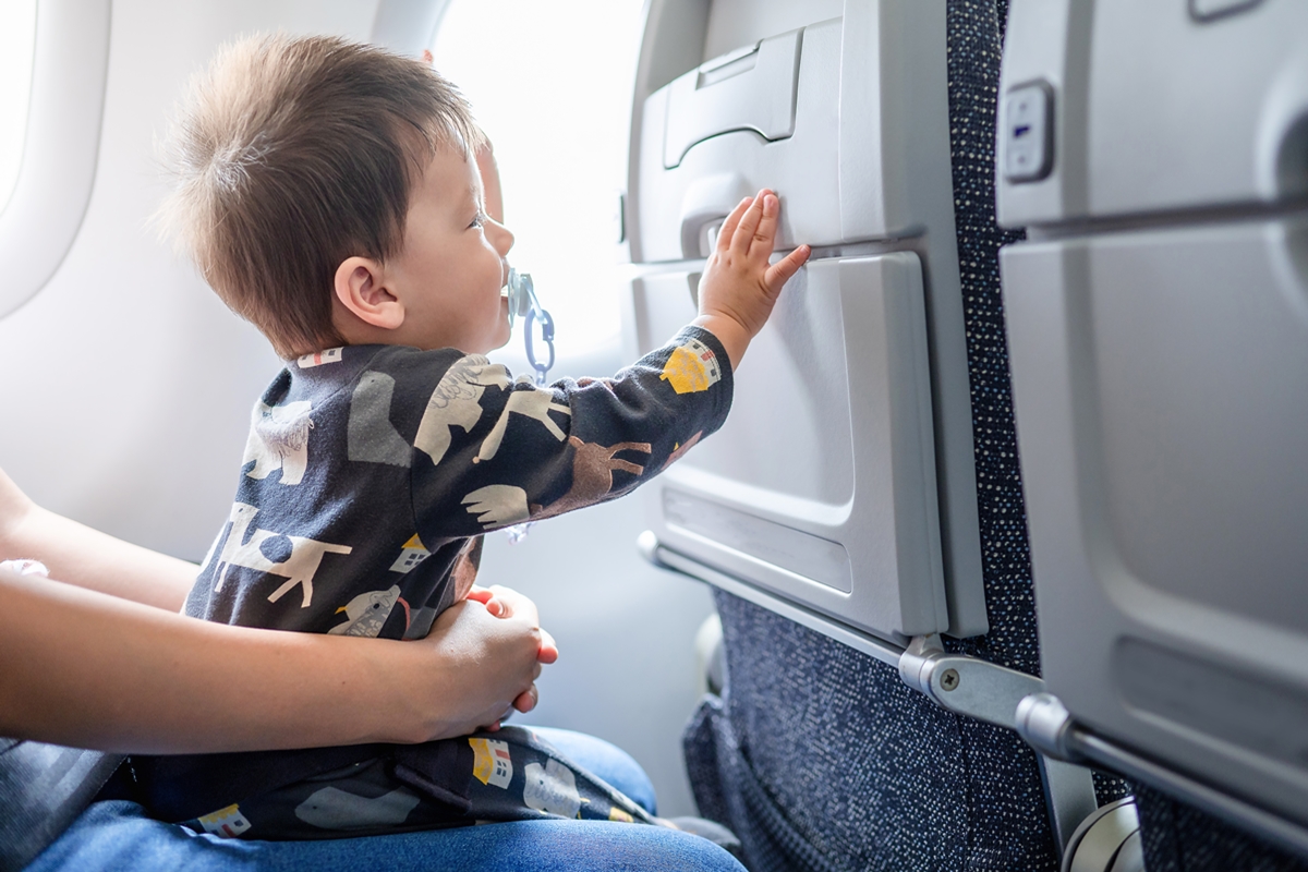Comissária faz alerta nojento sobre por que evitar comer nas mesas do avião