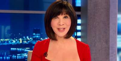 Kaity Tong em seu último dia como apresentadora de telejornal Foto: Reprodução