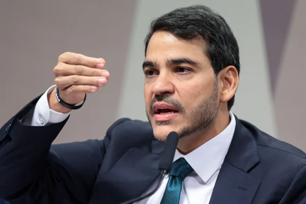 Messias defende CNBB e condena “ataques e agressões” de Flávio Bolsonaro