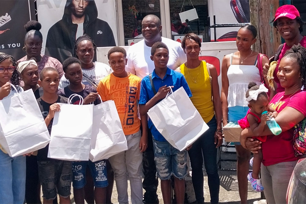 Alunos de East Kingstown recebem bolsas para o ensino secundário do The Shoe Shop e da PAFS