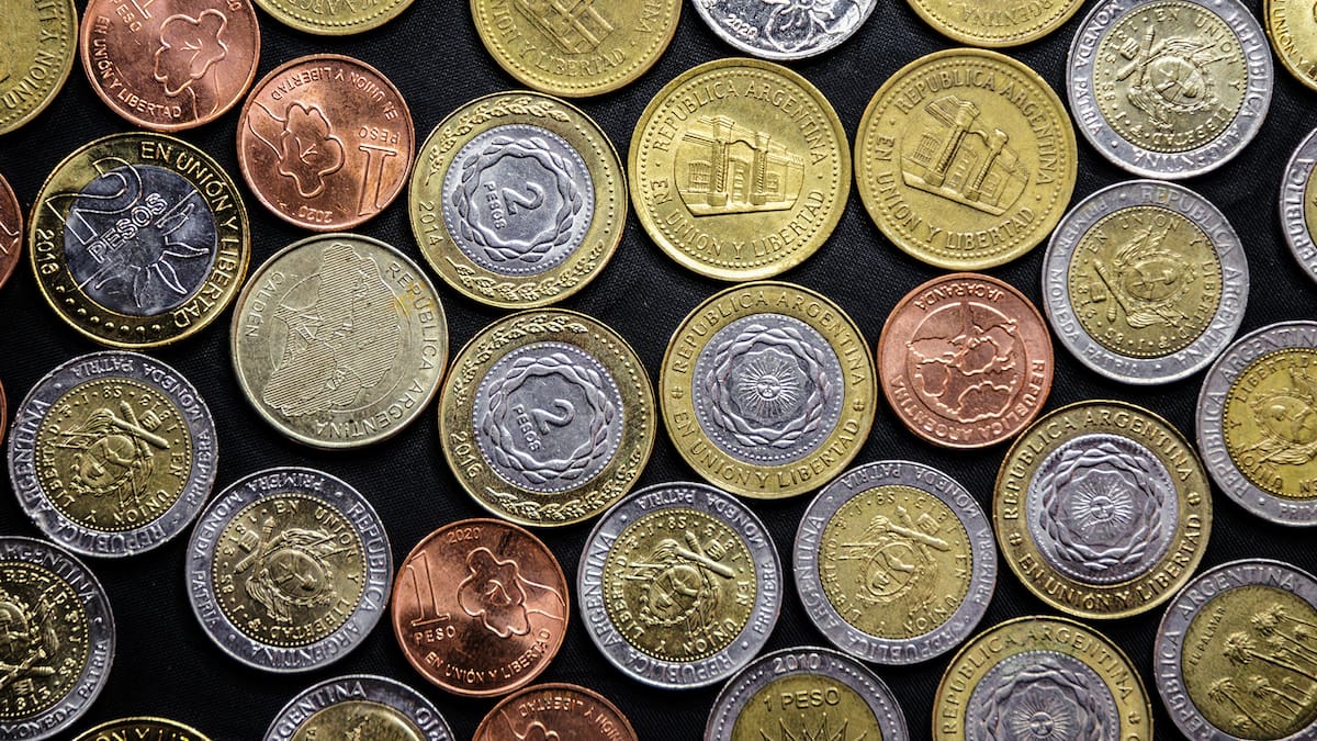 Monedas argentinas, una rareza de curso legal