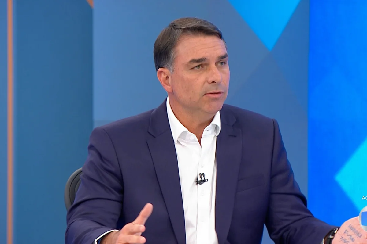 Candidato Flavio Bolsonaro durante debate no JN eleicoes 2026 metropoles 2