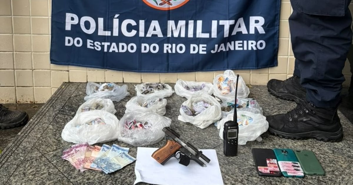 Dois suspeitos são presos com arma e drogas em ação da PM contra o tráfico em Niterói (RJ)