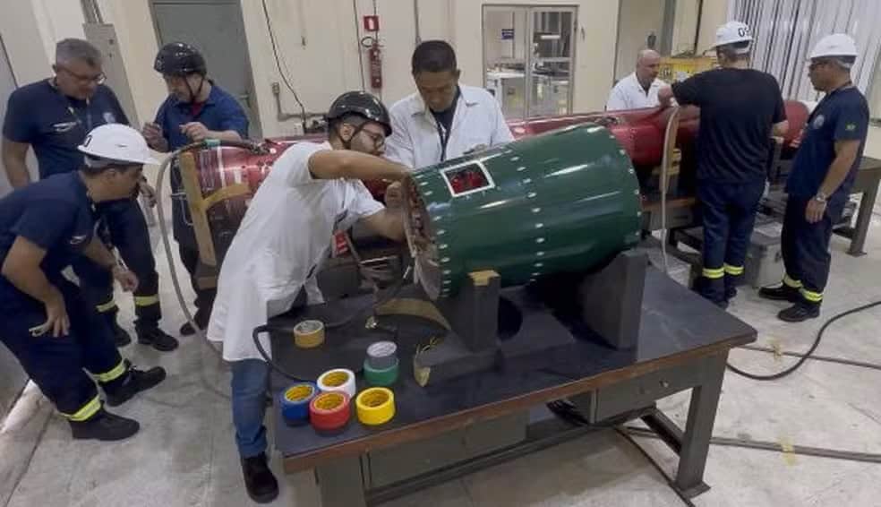 Equipe na montagem do foguete