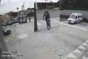 Início previsto para as 04h45min; apresentação efetiva às 07h03min (atraso de 02h18min); chegou de bicicleta