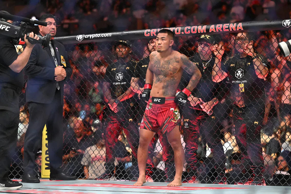 Mixed Martial Arts - Joshua Van domina Pantoja para reter o cinturão dos mosca no UFC 331