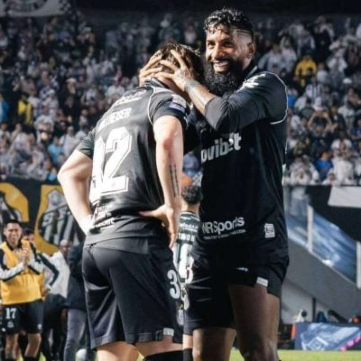 Santos da show de bola, debaixo de chuva, e vence Cruzeiro