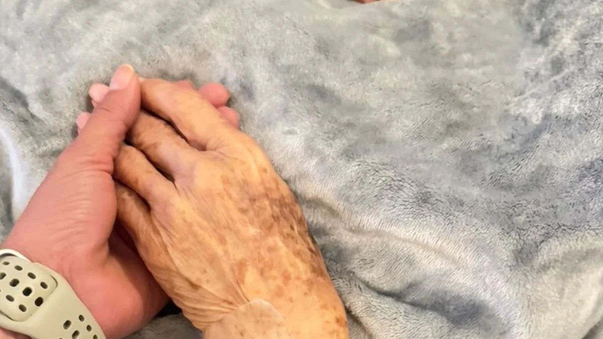 Após suspender agendas, Celina posta foto com a mãe: "Minha prioridade"