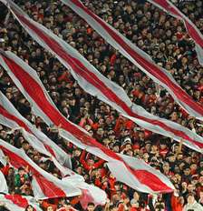 Torcedores do River Plate incentivando a equipe durante a partida de playoff da Copa Sul-Americana 2026, entre River Plate e Independiente Santa Fé, da Colômbia, no Estádio Monumental Antonio V. Liberti, em Buenos Aires, Argentina, em 26 de agosto de 2026 Foto: Juan Manuel Baez/NurPhoto via Getty Images