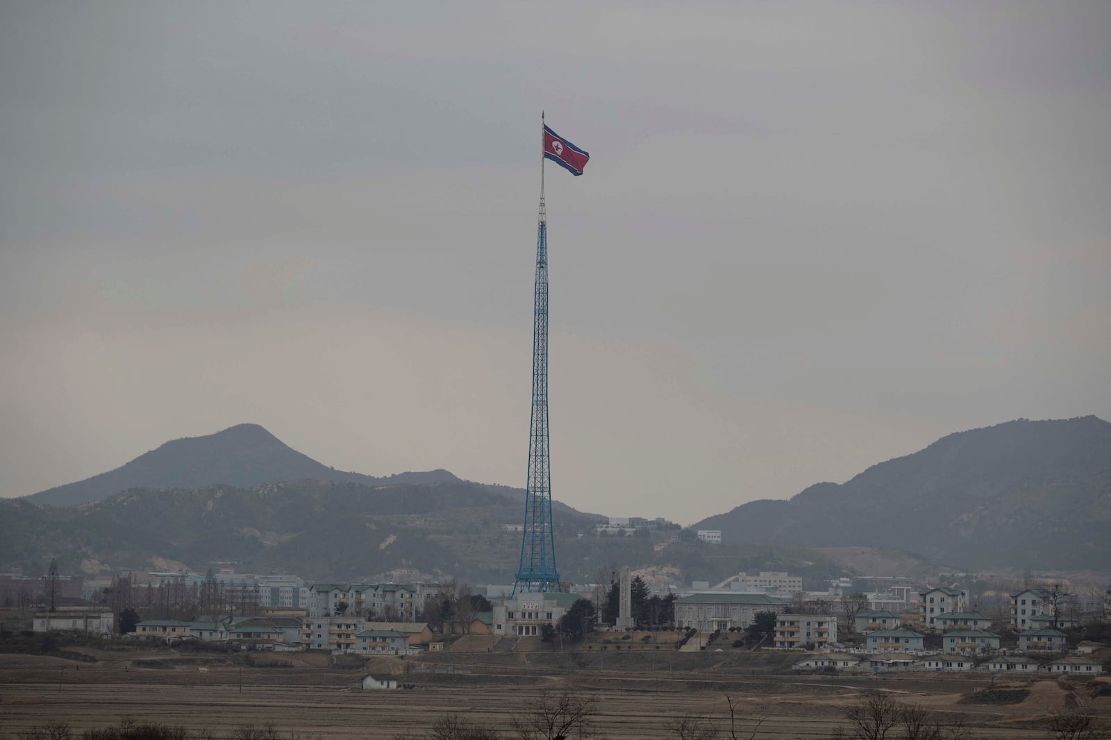 A vila de propaganda norte-coreana "Gijungdong" é vista de um posto de observação sul-coreano dentro da Área de Segurança Conjunta (JSA) durante uma visita da imprensa à Área de Segurança Conjunta (JSA) na Zona Desmilitarizada (DMZ) na vila fronteiriça de Panmunjom, em Paju, Coreia do Sul, em 3 de março de 2023