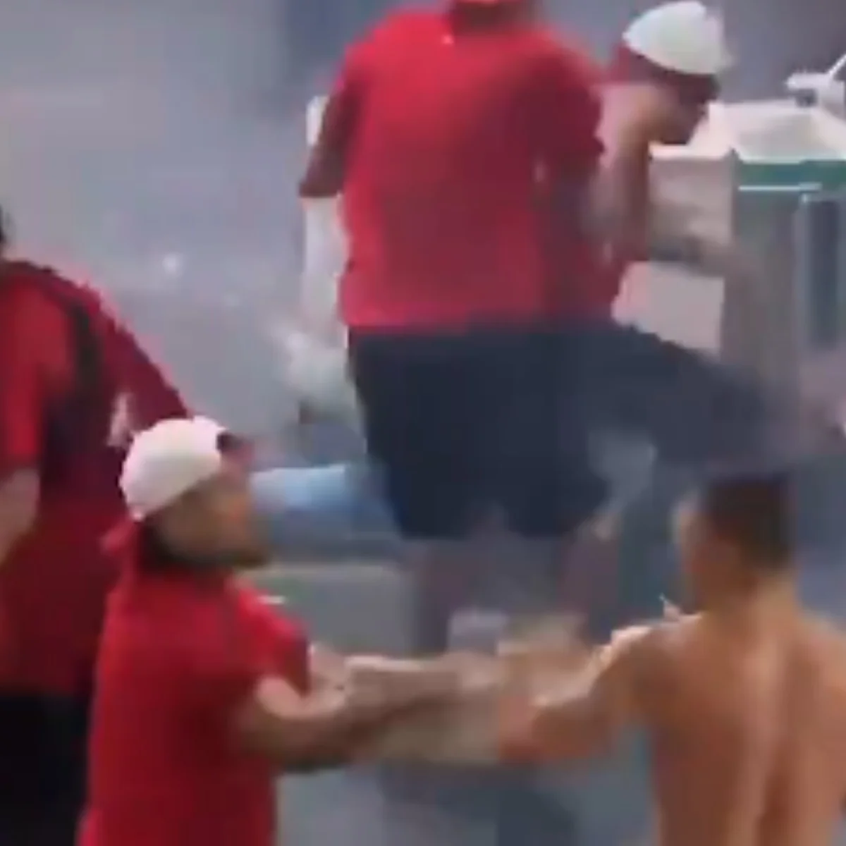 Organizadas do Flamengo brigam e causam tumulto na saída do Maracanã