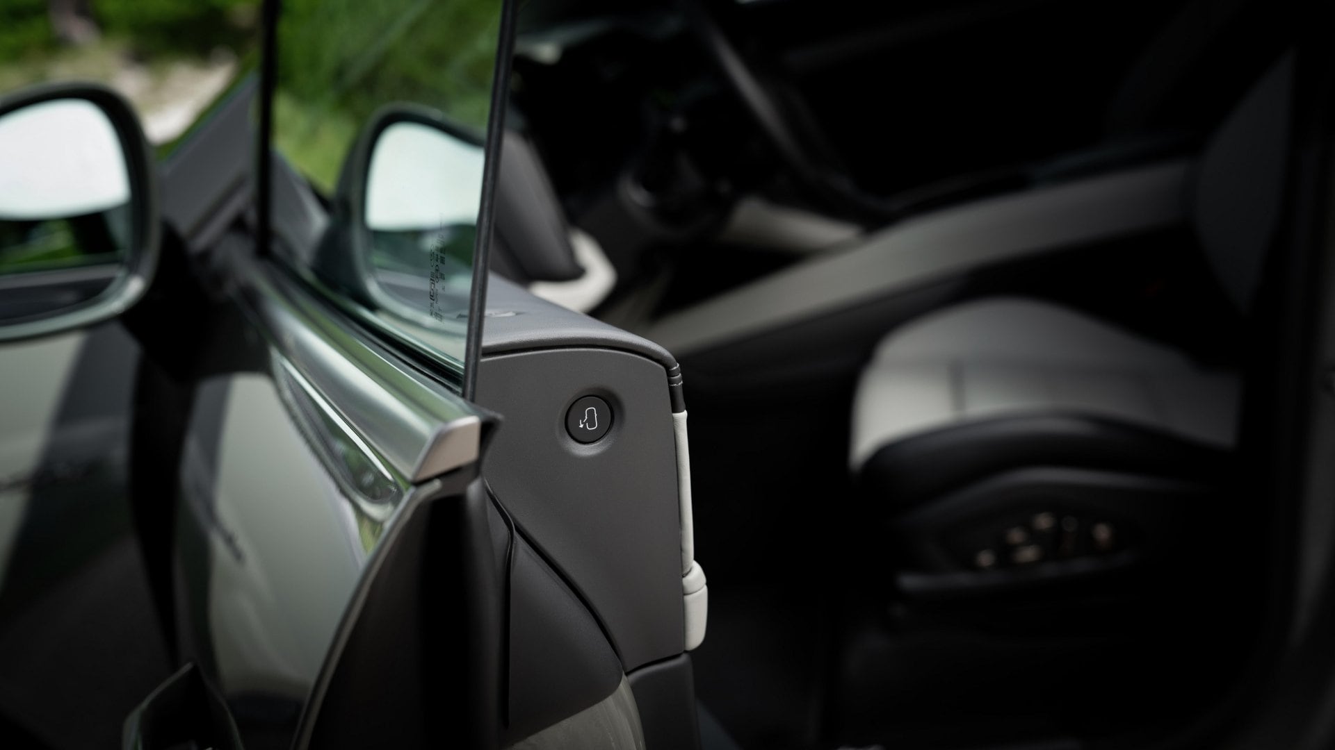 For the first time, the electric Cayenne can be specified with electrically operated doors. Picture: (Porsche)