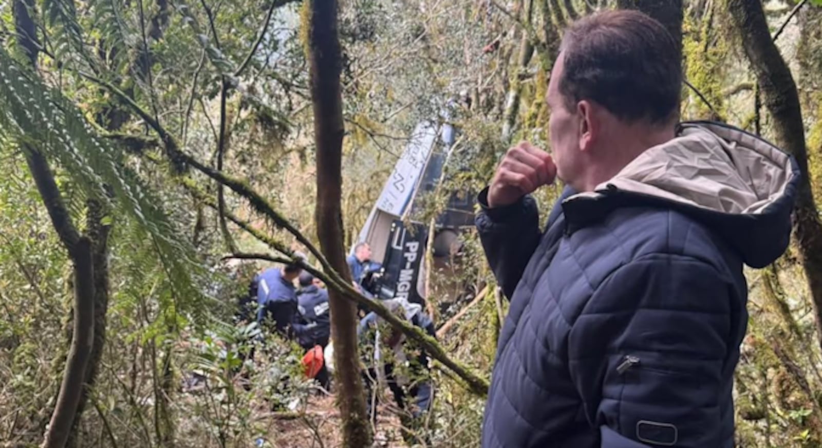 Roberto Cabrini esteve na serra catarinense para investigar a queda do helicóptero que vitimou o cantor Rick e outras 4 pessoas Reprodução/Instagram