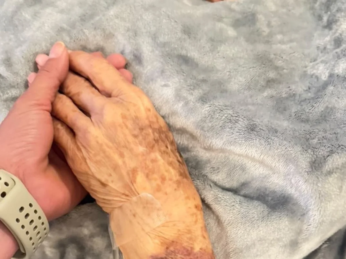Após suspender agendas, Celina posta foto com a mãe: "Minha prioridade"