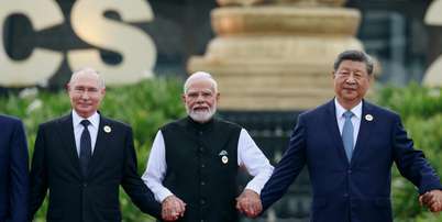 O primeiro-ministro indiano, Narendra Modi, ao centro, o presidente russo Vladimir Putin, &agrave; esquerda, e o presidente chin&ecirc;s Xi Jinping, &agrave; direita. Na c&uacute;pula dos Brics em Nova D&eacute;lhi, na &Iacute;ndia, em 12 de setembro de 2027. Foto: RFI