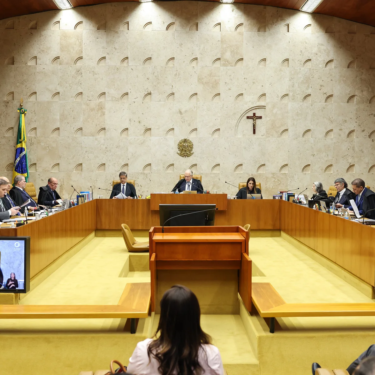 Em sessão caótica, STF não resolve crise e joga solução para futuro incerto