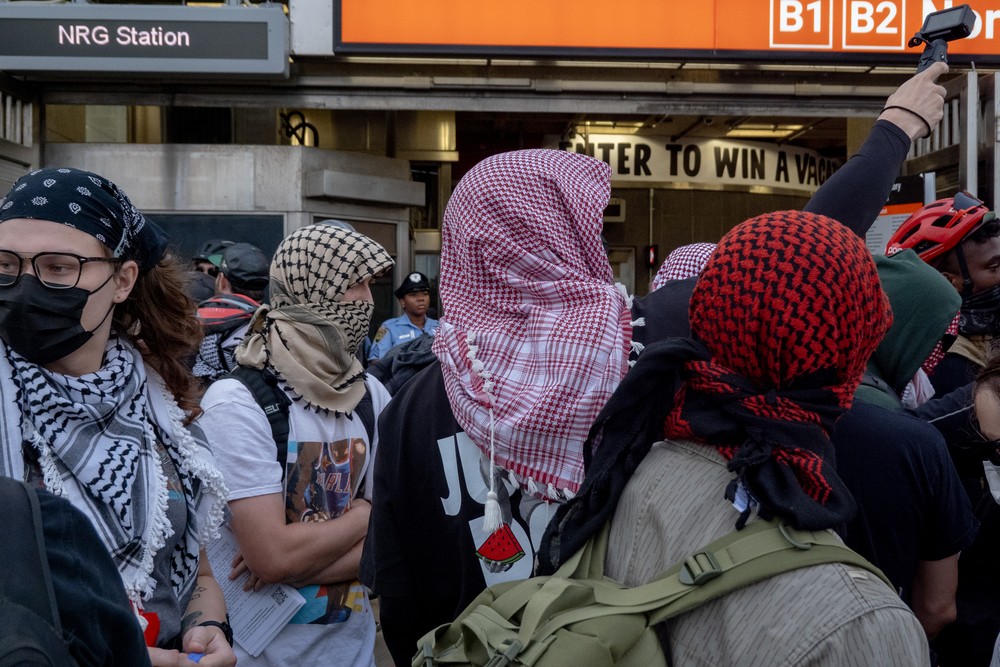 Manifestantes pró-Palestina do lado de fora de uma estação de transporte próxima ao show de Ed Sheeran no Lincoln Financial Field, na Filadélfia, em 19 de setembro de 2026. De volta ao palco, Sheeran reconheceu ter cometido “erros” em relação à saída das atrações de abertura e falou sobre o ataque “horrendo” contra Israel e a “crise humanitária” em Gaza. — Foto: The New York Times