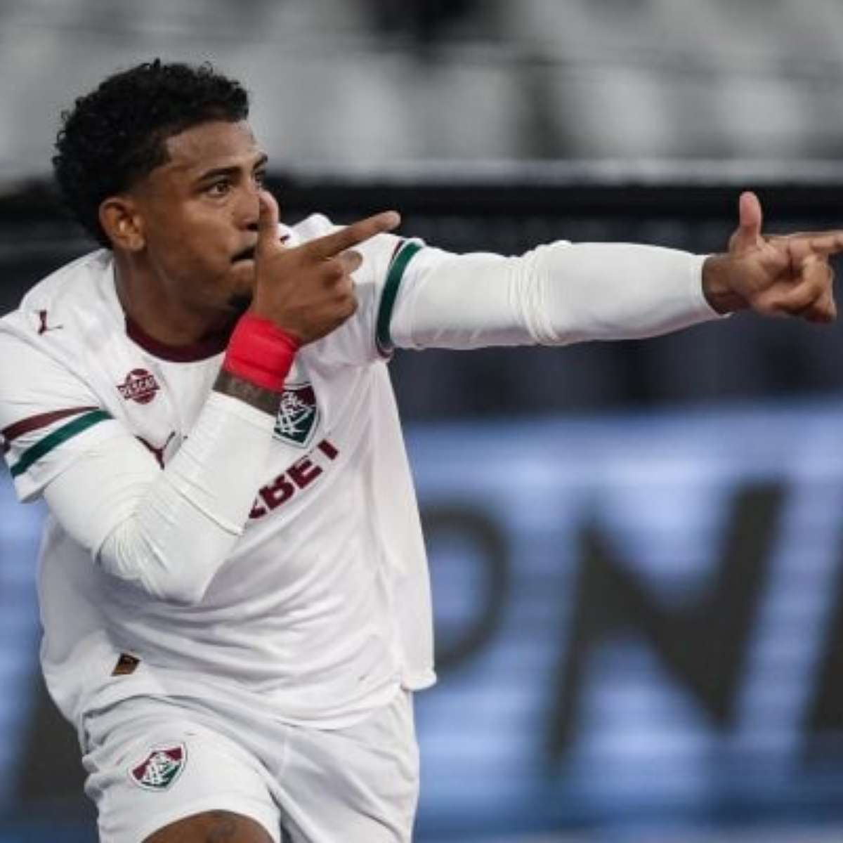 John Kennedy, do Fluminense, é acusado de ameaça por entregadora