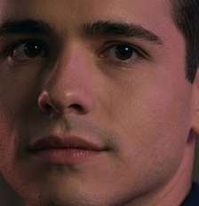 O gay Mau Mau é vítima da discriminação do avô em 'Quem Ama Cuida'; e o ator que o interpreta, João Victor Gonçalves, conheceu na rua a humilhante homofobia apresentada como brincadeira Foto: Reprodução/TV