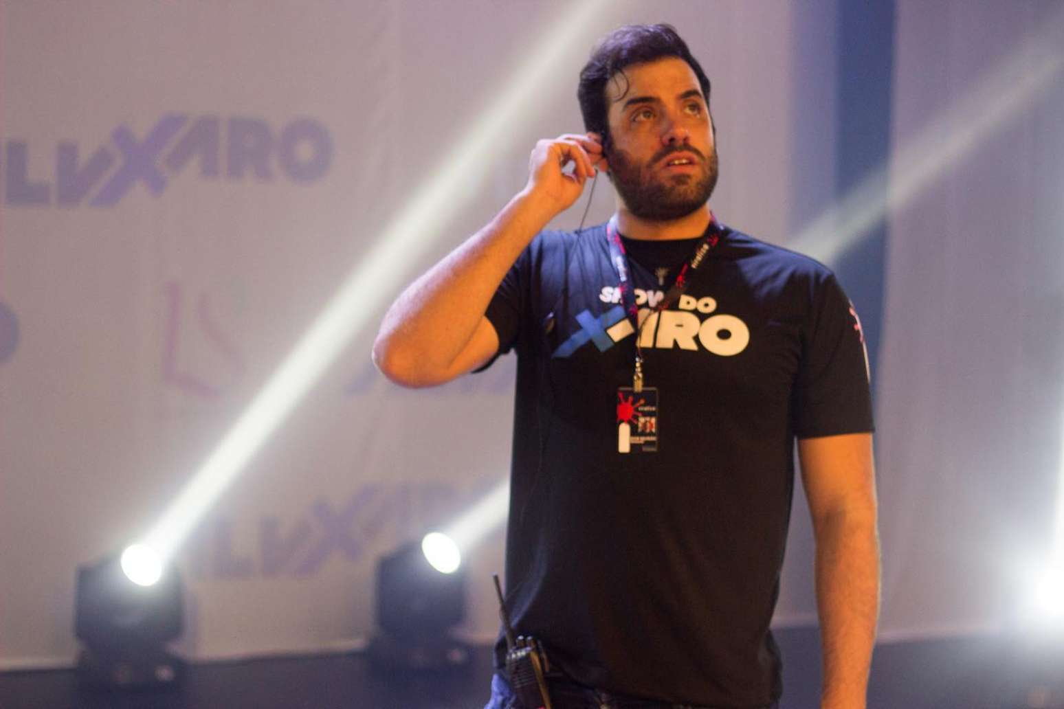 Igor Beltrão trabalhando no espetáculo de comédia de Álvaro Xaro