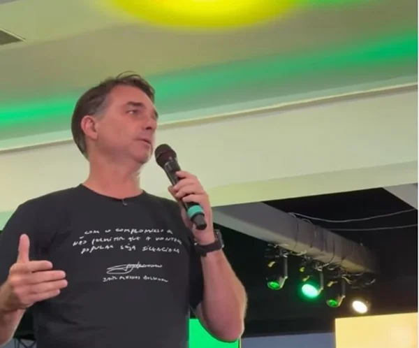 "Perdeu a noção", diz Flávio Bolsonaro ao rebater fala de Lula sobre agro