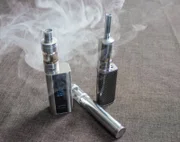 Jovem é internado em estado grave após usar cigarro eletrônico por anos