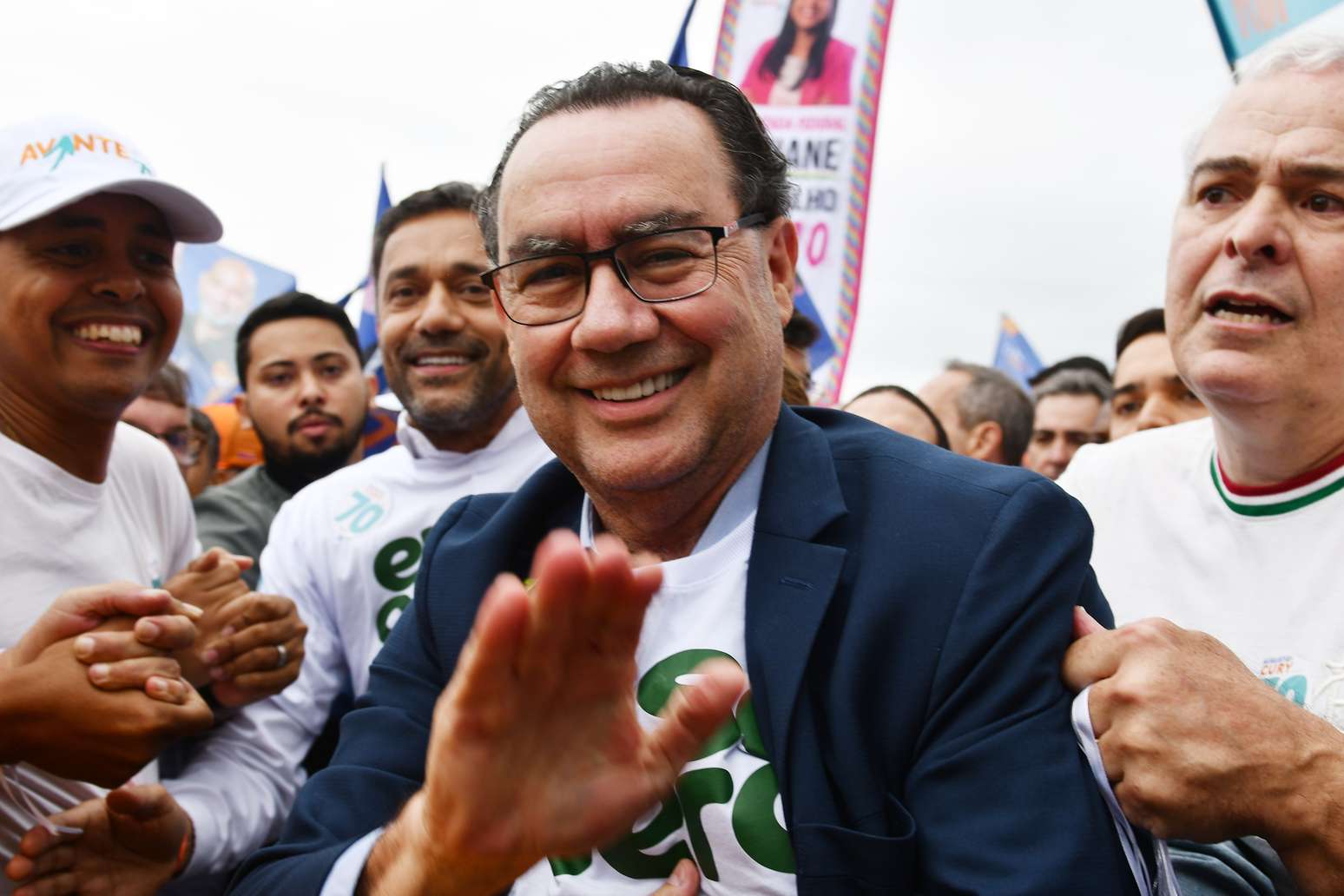 O candidato à presidência da República, Augusto Cury (Avante), realiza caminhada com apoiadores na orla da praia de Copacabana, na zona sul do Rio de Janeiro, na manhã desta segunda-feira, 7