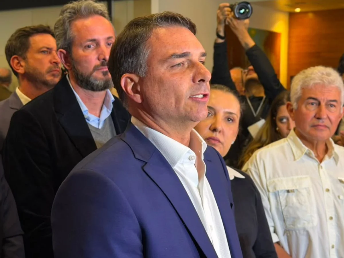 Flávio reage à decisão de Dino: "Brasil está sem presidente. Virou várzea"