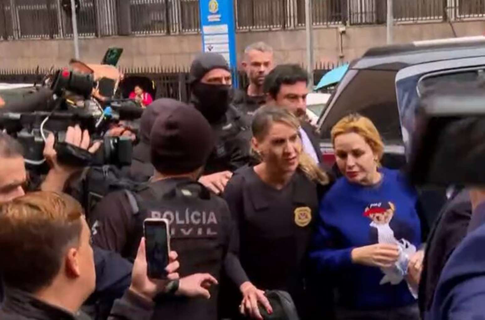 Influenciadora Deolane Bezerra chega &agrave; sede da Policia Civil em S&atilde;o Paulo, ap&oacute;s ser presa por suspeita de lavagem de dinheiro do PCC
