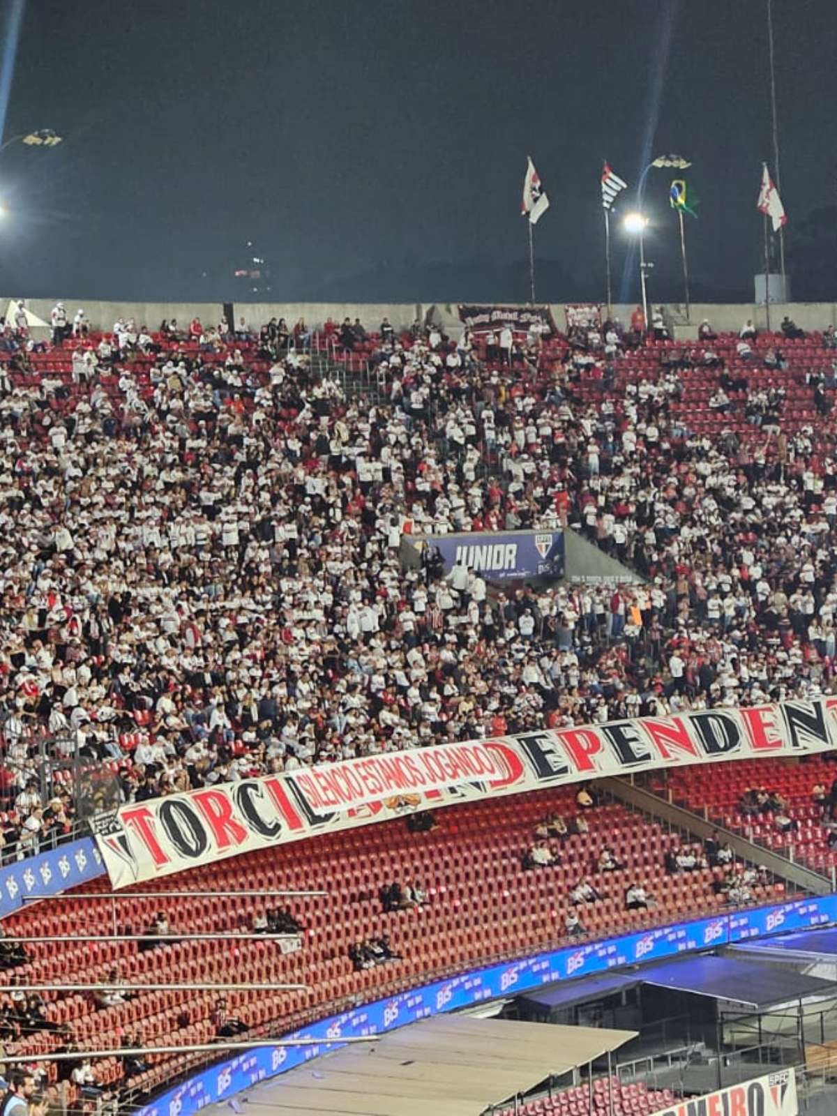 Organizada do São Paulo faz protesto de 15 minutos no Morumbis e fica em silêncio durante gol de Calleri