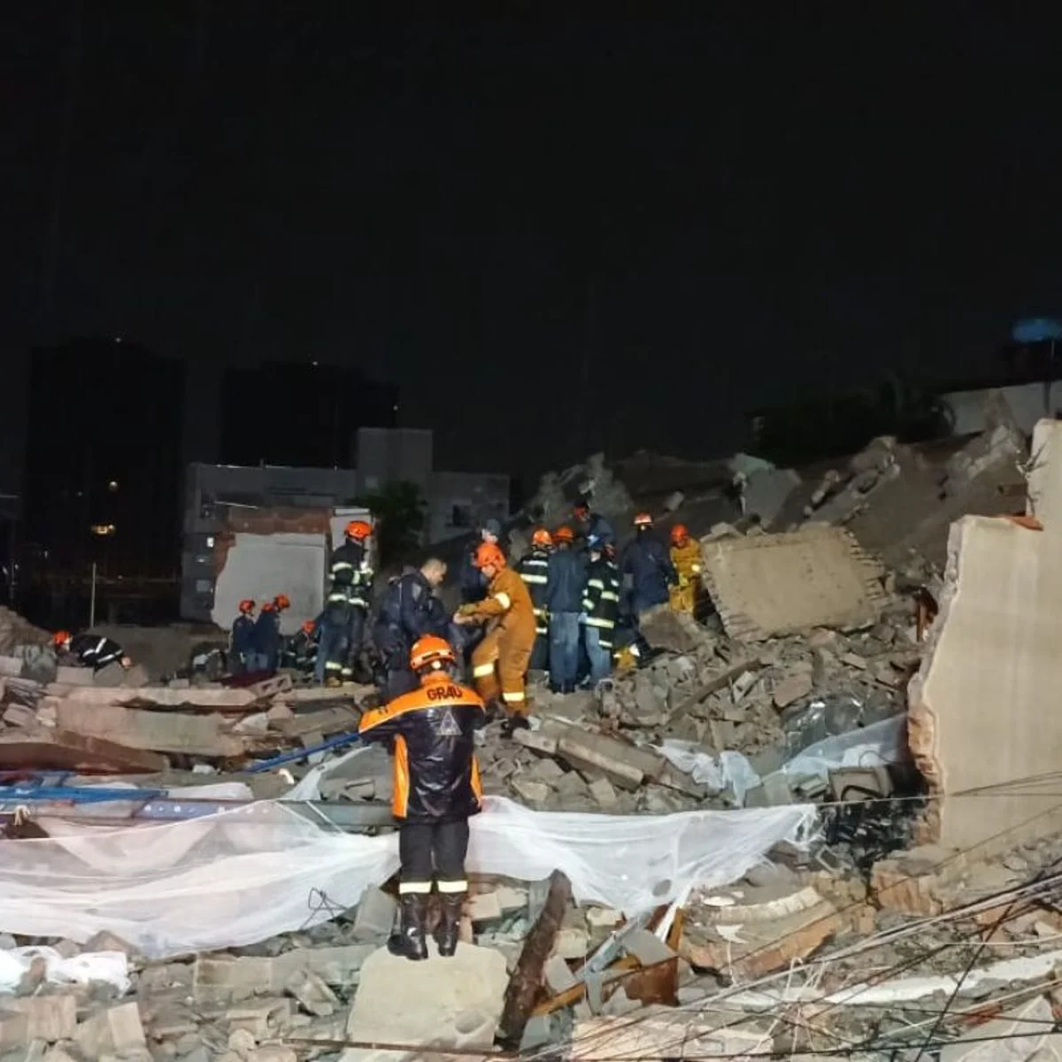 Desabamento em SP: bombeiros seguem busca por soterrados. Uma pessoa morreu