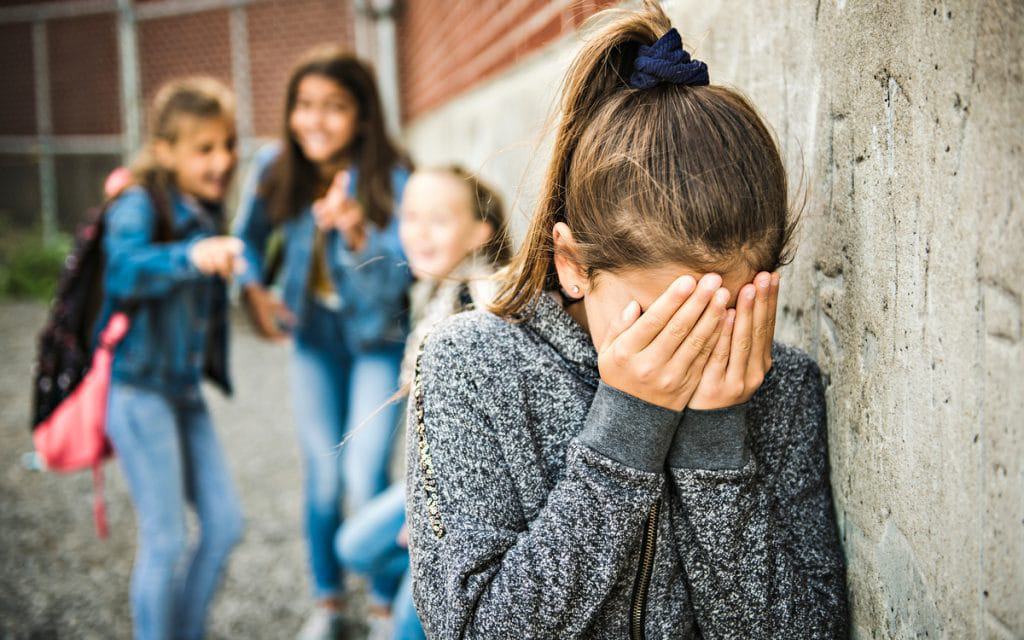 Pisa 2025: 17% dos estudantes brasileiros sofrem bullying; cyberbullying atinge 3%