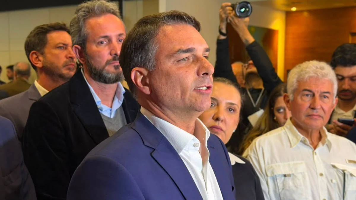 Flávio reage à decisão de Dino: "Brasil está sem presidente. Virou várzea"