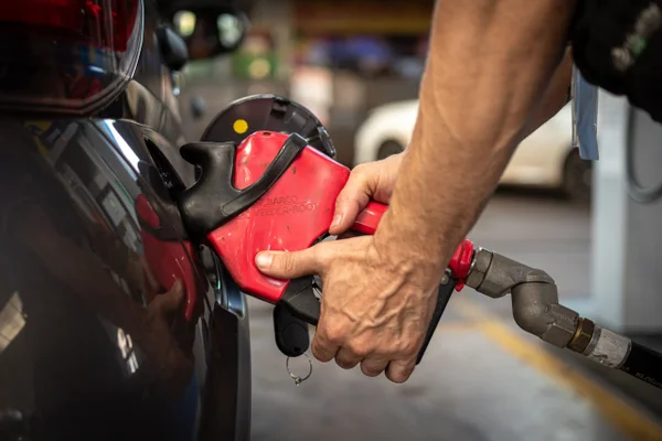Com alta do petróleo, Lula concede novos subsídios para combustíveis