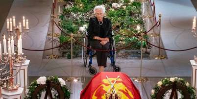 A princesa Astrid diante do caix&atilde;o do irm&atilde;o, o rei Harald V, em Oslo, na Noruega Foto: Divulga&ccedil;&atilde;o/Casa Real da Noruega