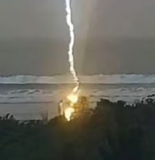 Imagens de câmeras de segurança registraram o momento em que o raio atingiu a praia de SC na tarde de sexta-feira, 28 Foto: Reprodução/Instagram/@andrevilsonfrancisco